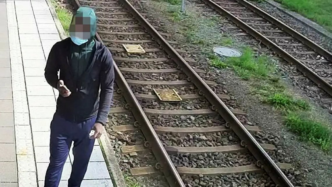 22-åringen opptrådte umaskert og ble fanget opp av flere kameraer. Han kunne pågripes samme kveld. Foto: Politiet 22-åringen opptrådte umaskert og ble fanget opp av flere kameraer. Han kunne pågripes samme kveld. Foto: Politiet