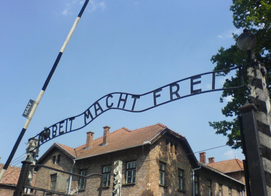 Arbeit Macht Frei. Inngangen til Auschwitz litt utenfor Krakow i Polen. Foto: CC BY 2.5/ Wikimedia Arbeit Macht Frei. Inngangen til Auschwitz litt utenfor Krakow i Polen. Foto: CC BY 2.5/ Wikimedia