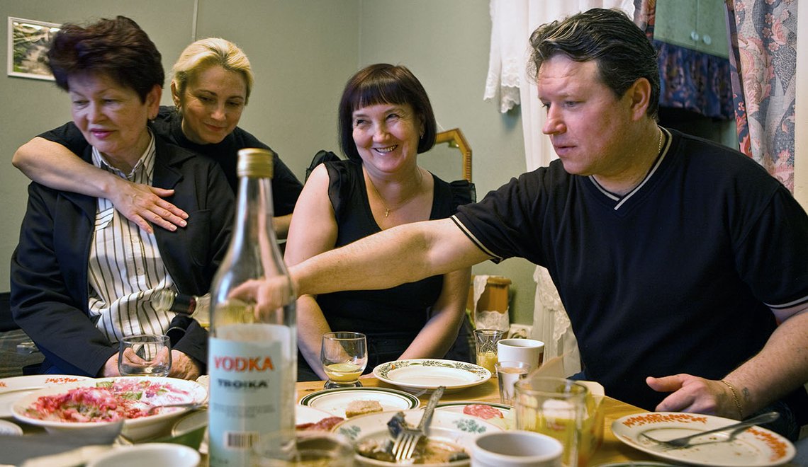 Vi ble prompte invitert hjem på mat og vodka. Foto: Arnt Jensvoll Vi ble prompte invitert hjem på mat og vodka. Foto: Arnt Jensvoll