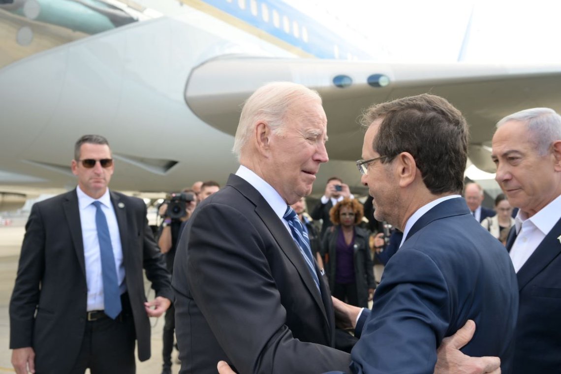 Biden sammen med Israels president Isaac Herzog og statsminister Benjamin Netanyahu i Tel Aviv, Israel, 18. oktober 2023, Foto: Wikimedia Commons. Biden sammen med Israels president Isaac Herzog og statsminister Benjamin Netanyahu i Tel Aviv, Israel, 18. oktober 2023, Foto: Wikimedia Commons.