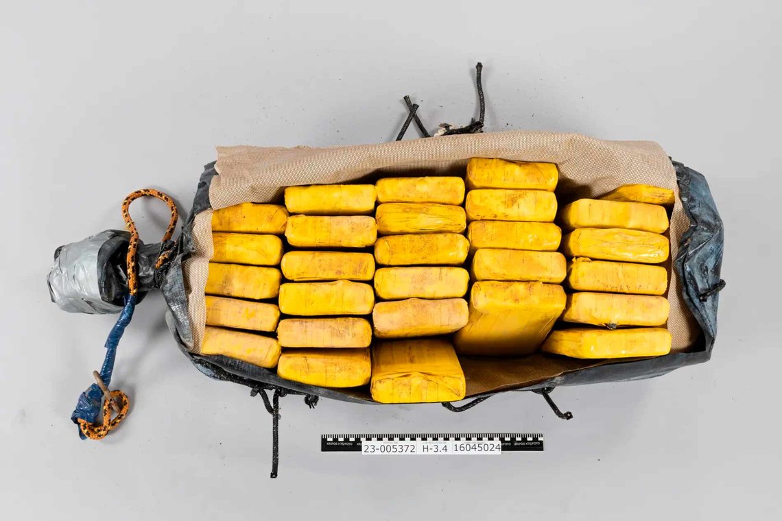 Slik var kokainen pakket i vanntett materiale under lasteskipet «Nordloire» som kom til havnen på Husnes fra det nordlige Brasil. (Foto: Politiet) Kokainparti fotografert av politiet