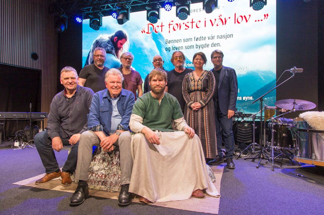 Folkene bak "Det første i vår lov...", om bønnen som fødte vår nasjon, og om loven som bygde den. Foran t.v. Håvard Sand, forfatter, Alf Magnus, forfatter, predikant og Hauge-ekspert, Filip Stav, skuespiller, Bak.t.v. Lasse Gulbrandsen, piano, Arild Stav, saksofon, Per Kjetil Farstad, gitar, Ketil Henriksen, perkusjon, Anette Mortensen, vokal, og Ole Petter Erlandsen, forfatter, pastor og skribent. Foto: Bente Haarstad. Folkene bak "Det første i vår lov...", om bønnen som fødte vår nasjon, og om loven som bygde den. Foran t.v. Håvard Sand, forfatter, Alf Magnus, forfatter, predikant og Hauge-ekspert, Filip Stav, skuespiller, Bak.t.v. Lasse Gulbrandsen, piano, Arild Stav, saksofon, Per Kjetil Farstad, gitar, Ketil Henriksen, perkusjon, Anette Mortensen, vokal, og Ole Petter Erlandsen, forfatter, pastor og skribent. Foto: Bente Haarstad.