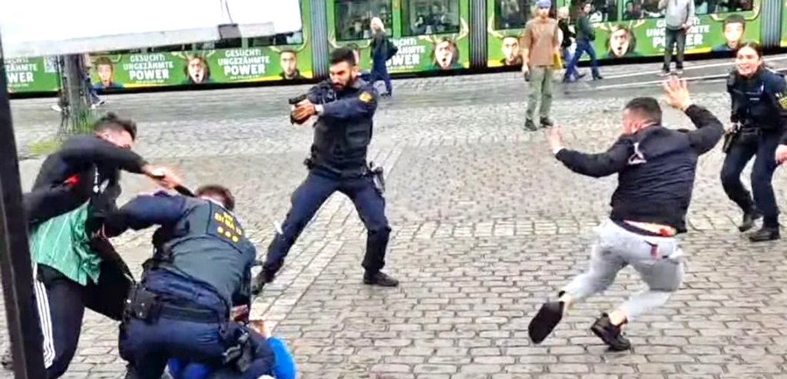 Her blir politimannen stukket med kniv av den muslimske terroristen. Det endte med døden for den 29 år gamle betjenten. Stillbilde video Her blir politimannen stukket med kniv av den muslimske terroristen. Det endte med døden for den 29 år gamle betjenten. Stillbilde video