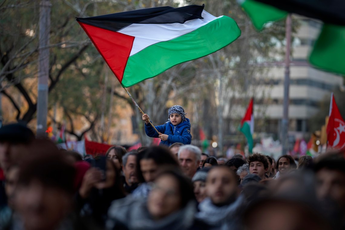 Norge, Irland og Spania kunngjorde onsdag at de anerkjenner Palestina som en stat 28. mai. Det mottas som en gladnyhet av myndighetene i blant annet Saudi-Arabia og Qatar. Her fra en propalestinsk støttemarkering i Barcelona tidligere i år. Foto: Emilio Morenatti / AP / NTB Norge, Irland og Spania kunngjorde onsdag at de anerkjenner Palestina som en stat 28. mai. Det mottas som en gladnyhet av myndighetene i blant annet Saudi-Arabia og Qatar. Her fra en propalestinsk støttemarkering i Barcelona tidligere i år. Foto: Emilio Morenatti / AP / NTB