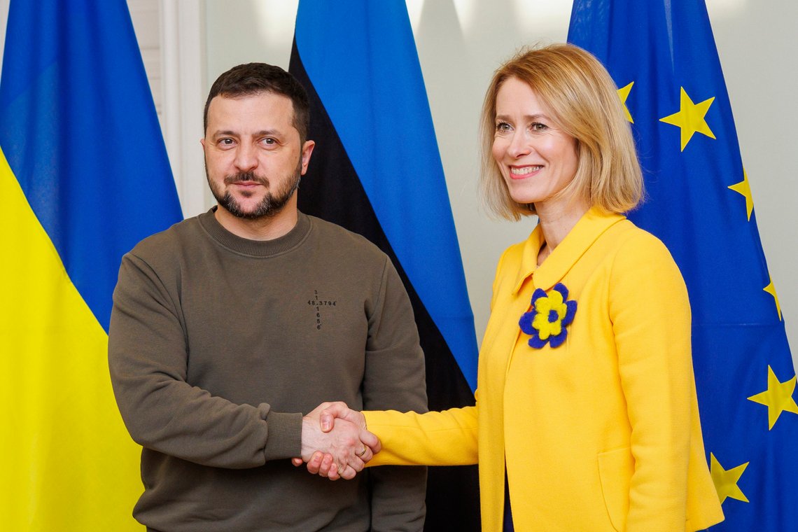 Estlands statsminister Kaja Kallas, til høyre, håndhilser på Ukrainas president Volodymyr Zelenskyy under deres møte i Tallinn, Estland, torsdag 11. januar 2024. Foto: AP/NTB Estlands statsminister Kaja Kallas, til høyre, håndhilser på Ukrainas president Volodymyr Zelenskyy under deres møte i Tallinn, Estland, torsdag 11. januar 2024. Foto: AP/NTB