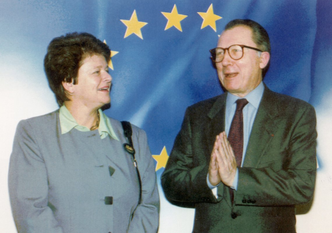 Brüssel 19921125
Jaques Delores sammen med statsminister Gro Harlem Brundtland etter å ha levert Norges søknad for å bli medlem i EU.
Foto; AP Brüssel 19921125
Jaques Delores sammen med statsminister Gro Harlem Brundtland etter å ha levert Norges søknad for å bli medlem i EU.
Foto; AP