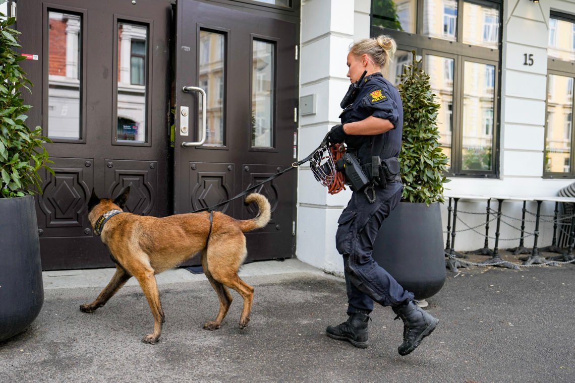 Oslo 20240527.
Politi med hund i arbeid ved stedet der to personer ble skadd i en voldshendelse i en leilighet på Frogner i Oslo. Politiet leter etter en eller flere mistenkte.
Foto: Beate Oma Dahle / NTB Oslo 20240527.
Politi med hund i arbeid ved stedet der to personer ble skadd i en voldshendelse i en leilighet på Frogner i Oslo. Politiet leter etter en eller flere mistenkte.
Foto: Beate Oma Dahle / NTB
