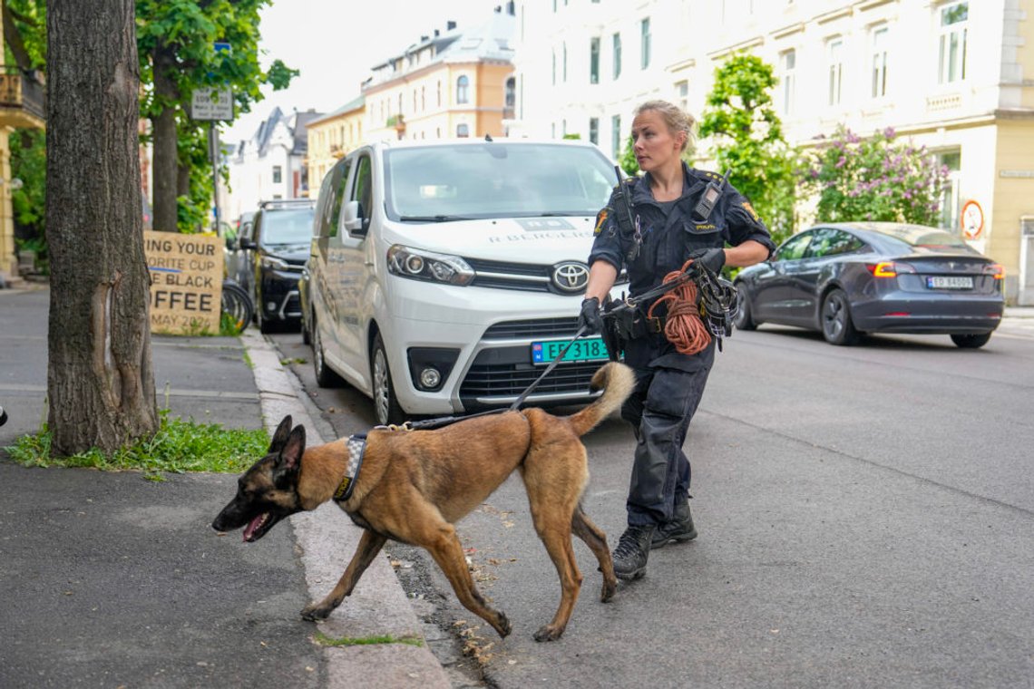 Politiet lette etter to navngitte mistenkte etter hendelsen. Tirsdag opplyser de at en mann og en kvinne er pågrepet. Foto: Beate Oma Dahle / NTB Politiet lette etter to navngitte mistenkte etter hendelsen. Tirsdag opplyser de at en mann og en kvinne er pågrepet. Foto: Beate Oma Dahle / NTB