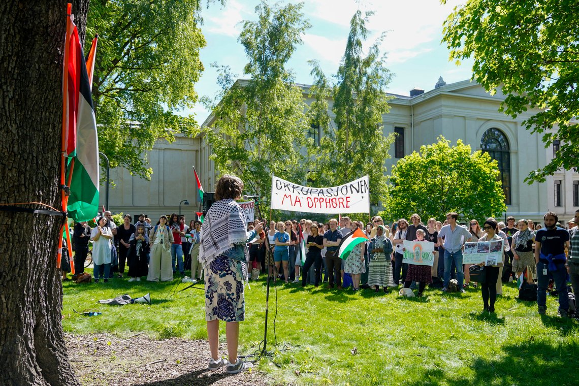 Flere studenter, akademikere og ansatte ved universitetet protesterte ved professorboligen i Oslo sentrum tirsdag, der UiOs universitetsstyre diskuterte akademisk boikott av Israel. Foto: Håkon Mosvold Flere studenter, akademikere og ansatte ved universitetet protesterte ved professorboligen i Oslo sentrum tirsdag, der UiOs universitetsstyre diskuterte akademisk boikott av Israel. Foto: Håkon Mosvold