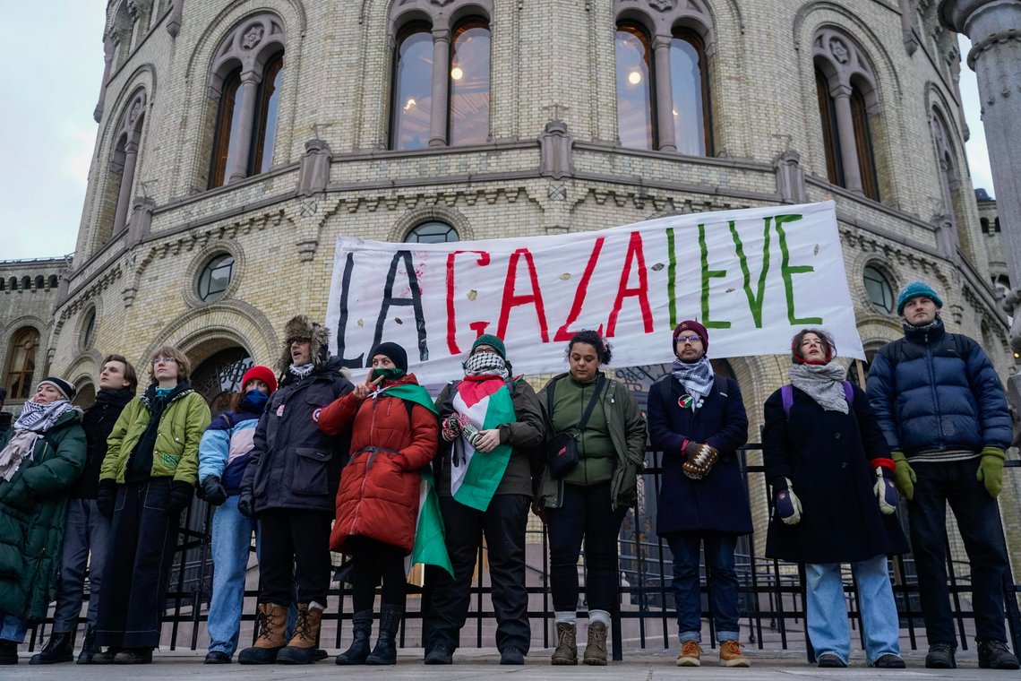 Aktivister fra Aksjonsgruppa for Palestina blokkerer inngangene til Stortinget i februar i år.
Foto: Terje Pedersen / NTB Aktivister fra Aksjonsgruppa for Palestina blokkerer inngangene til Stortinget i februar i år.
Foto: Terje Pedersen / NTB