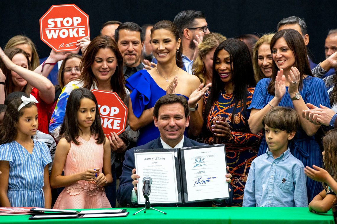 Floridas guvernør Ron DeSantis har erklært krig mot woke, og får støtte av unge amerikanere. Det vil nok ta lang tid før norske medier og politikere følger etter. Foto: Daniel A. Varela/ Miami Herald / AP NTB Floridas guvernør Ron DeSantis har erklært krig mot woke, og får støtte av unge amerikanere. Det vil nok ta lang tid før norske medier og politikere følger etter. Foto: Daniel A. Varela/ Miami Herald / AP NTB
