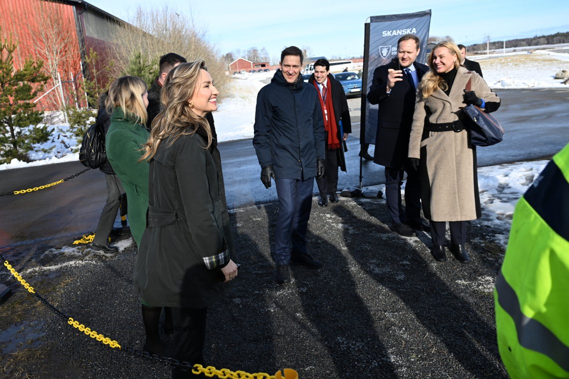 STOCKHOLM 20230228
EU-kommissionär för energifrågor Kadri Simson (th) och Energi- och näringsminister Ebba Busch på Trosta Park, där de prövade elektriska lastbilar och grävmaksiner från Volvo och Scania, i samband med det informella mötet med EU:s energi- och transportministrar i Scandinavian XPO i Märsta utanför Stockholm.
Foto: Fredrik Sandberg/ TT / kod 10080 STOCKHOLM 20230228
EU-kommissionär för energifrågor Kadri Simson (th) och Energi- och näringsminister Ebba Busch på Trosta Park, där de prövade elektriska lastbilar och grävmaksiner från Volvo och Scania, i samband med det informella mötet med EU:s energi- och transportministrar i Scandinavian XPO i Märsta utanför Stockholm.
Foto: Fredrik Sandberg/ TT / kod 10080