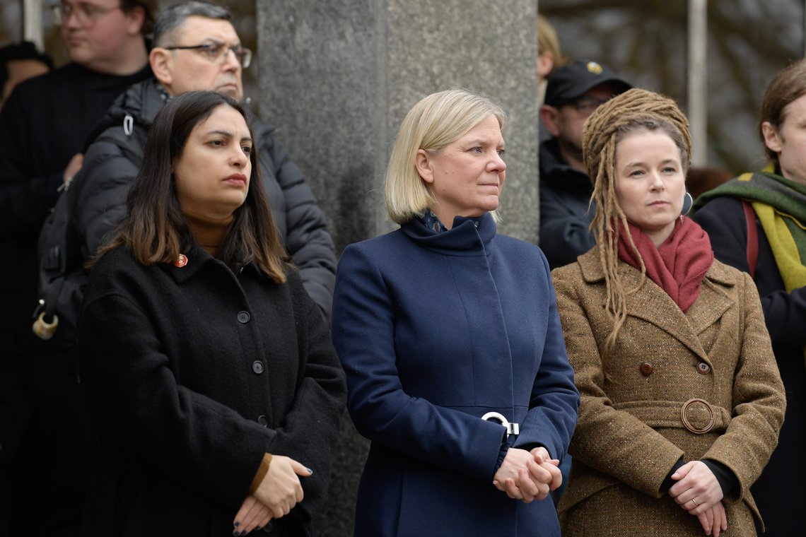 STOCKHOLM, SVERIGE 20240427
Nooshi Dadgostar (V), Magdalena Andersson (S) och Amanda Lind (MP) medverkar under en gemensam antifascistisk manifestation utanför teater Moment på Gubbängstorget under lördagen med anledning av onsdagskvällens attack mot Vänsterpartiets och Miljöpartiets möte i Gubbängen.
Foto: Oscar Olsson / TT / Kod 12046 STOCKHOLM, SVERIGE 20240427
Nooshi Dadgostar (V), Magdalena Andersson (S) och Amanda Lind (MP) medverkar under en gemensam antifascistisk manifestation utanför teater Moment på Gubbängstorget under lördagen med anledning av onsdagskvällens attack mot Vänsterpartiets och Miljöpartiets möte i Gubbängen.
Foto: Oscar Olsson / TT / Kod 12046