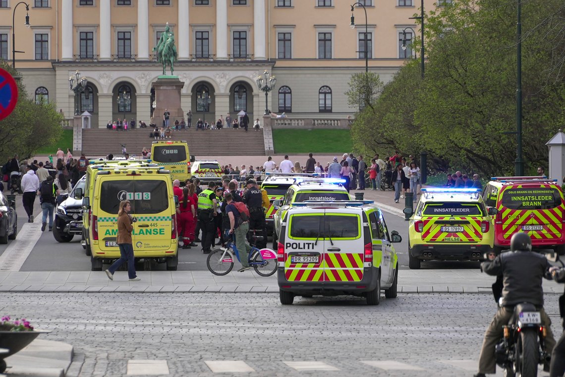Politiet har kontroll over en mann med to kniver som løp etter folk i området ved Nationaltheatret T-banestasjon onsdag ettermiddag. En person behandles for stikkskader i en arm. Foto: Ørn Borgen / NTB Politiet har kontroll over en mann med to kniver som løp etter folk i området ved Nationaltheatret T-banestasjon onsdag ettermiddag. En person behandles for stikkskader i en arm. Foto: Ørn Borgen / NTB