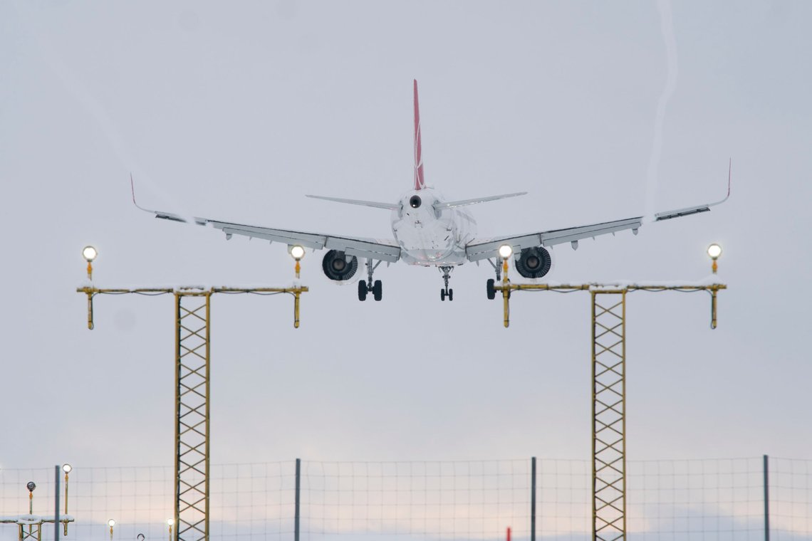 Det ble en pinlig seanse for politibetjentene som måtte ta med seg den tvangsutsendte etiopieren tilbake til Norge.
Foto: Terje Pedersen / NTB Det ble en pinlig seanse for politibetjentene som måtte ta med seg den tvangsutsendte etiopieren tilbake til Norge.
Foto: Terje Pedersen / NTB