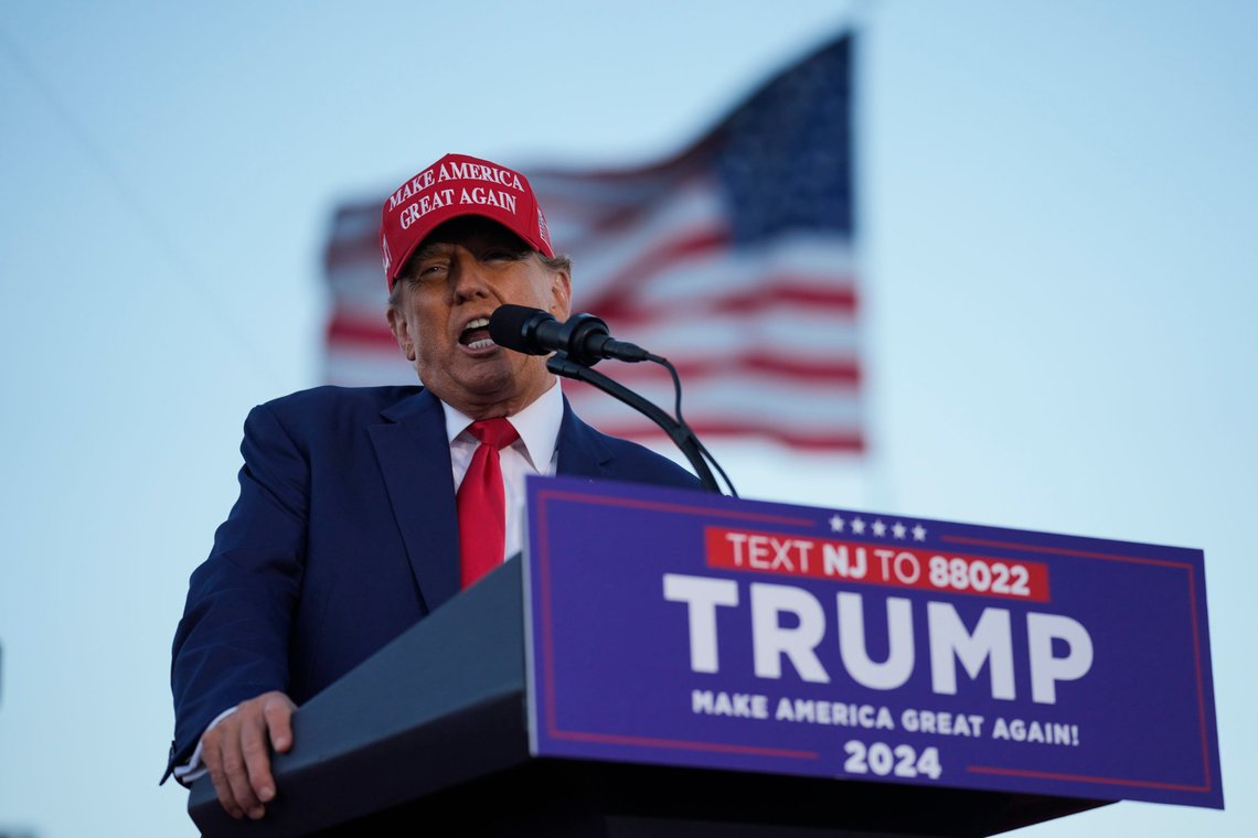 Trump sa på et valgmøte nylig at folk kunne vente seg lavere skatt og høyere tollsatser hvis han blir valgt som styrmann i høst. Foto: Matt Rourke / AP / NTB Trump sa på et valgmøte nylig at folk kunne vente seg lavere skatt og høyere tollsatser hvis han blir valgt som styrmann i høst. Foto: Matt Rourke / AP / NTB