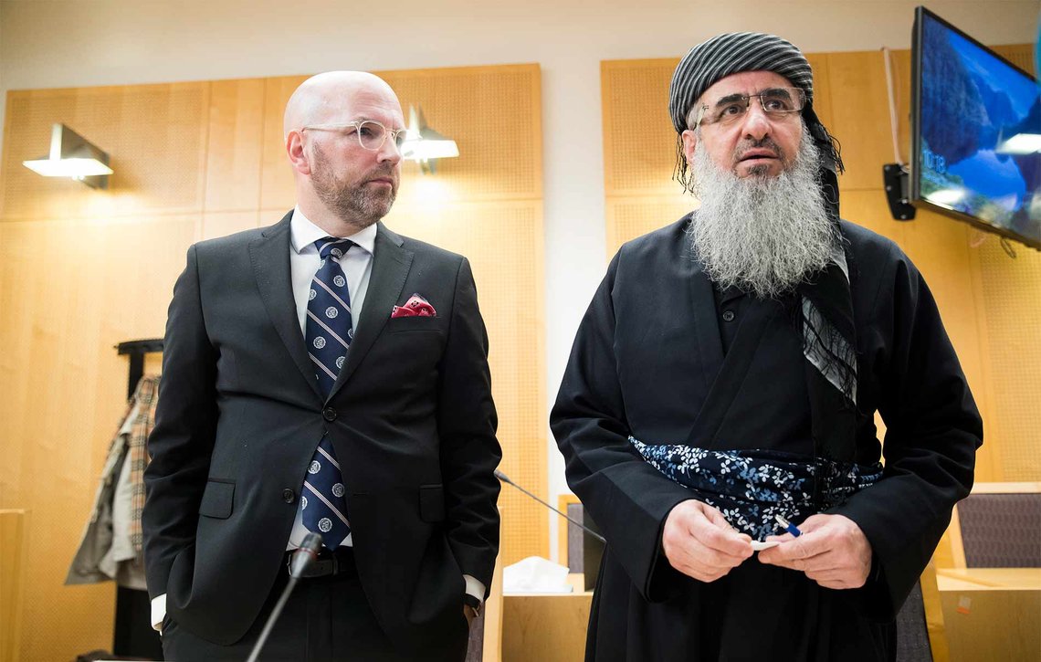 En konto advokat Brynjar Meling (t.v.) opprettet i mulla Krekars navn ble ikke frosset raskt nok av banken, mener PST. Bildet ble tatt under utleveringssaken mot mulla Krekar i 2019. (Foto: Terje Pedersen/NTB) Advokat Brynjar Meling og mulla Krekar
