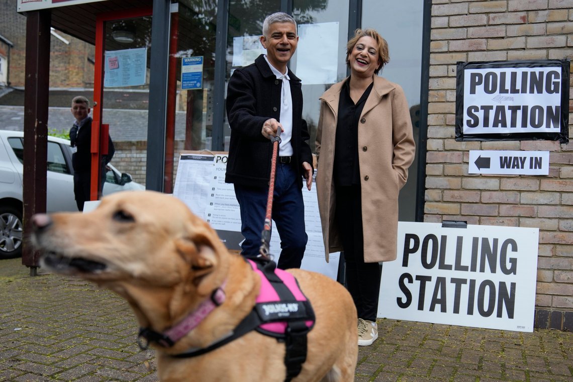 Londons sittende ordfører, Labours Sadiq Khan, sammen med kona Saadiya Ahmed utenfor et valglokale i London torsdag. Foto: Kin Cheung / AP / NTB
Londons sittende ordfører, Labours Sadiq Khan, sammen med kona Saadiya Ahmed utenfor et valglokale i London torsdag. Foto: Kin Cheung / AP / NTB Londons sittende ordfører, Labours Sadiq Khan, sammen med kona Saadiya Ahmed utenfor et valglokale i London torsdag. Foto: Kin Cheung / AP / NTB
Londons sittende ordfører, Labours Sadiq Khan, sammen med kona Saadiya Ahmed utenfor et valglokale i London torsdag. Foto: Kin Cheung / AP / NTB