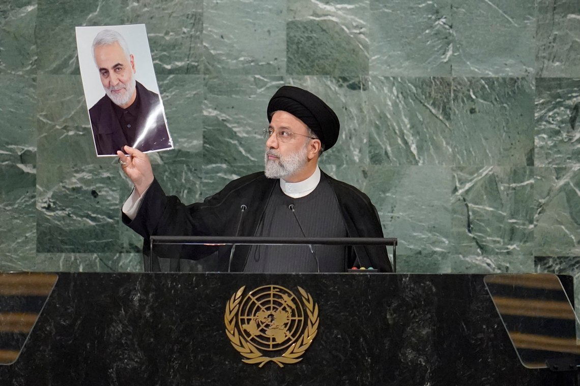FILE - Irans president Ebrahim Raisi holder opp et bilde av den drepte iranske generalen Qassem Soleimani, mens han taler til den 77. sesjonen av FNs generalforsamling, 21. september 2022 i FNs hovedkvarter. Raisi, en hardnakket protesjé av landets øverste leder som var med på å overvåke massehenrettelsene av tusenvis av mennesker i 1988 og senere ledet landet da det anriket uran nær våpenkvalitet og iverksatte et stort drone- og missilangrep mot Israel, omkom i en helikopterstyrt mandag 20. mai 2024, ifølge statlige medier. (AP Photo/Mary Altaffer, File) FILE - Irans president Ebrahim Raisi holder opp et bilde av den drepte iranske generalen Qassem Soleimani, mens han taler til den 77. sesjonen av FNs generalforsamling, 21. september 2022 i FNs hovedkvarter. Raisi, en hardnakket protesjé av landets øverste leder som var med på å overvåke massehenrettelsene av tusenvis av mennesker i 1988 og senere ledet landet da det anriket uran nær våpenkvalitet og iverksatte et stort drone- og missilangrep mot Israel, omkom i en helikopterstyrt mandag 20. mai 2024, ifølge statlige medier. (AP Photo/Mary Altaffer, File)