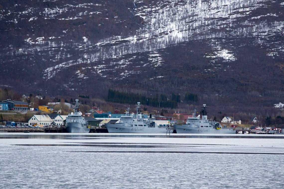 Tjeldsund 20170519.
Kystvaktskip til kai ved Ramsund Orlogsstasjon på Ofotfjorden. Ramsund orlogsstasjon (ROS) er det norske Sjøforsvarets logistikkbase i Nord-Norge i Tjeldsund kommune.
Foto: Heiko Junge / NTB Tjeldsund 20170519.
Kystvaktskip til kai ved Ramsund Orlogsstasjon på Ofotfjorden. Ramsund orlogsstasjon (ROS) er det norske Sjøforsvarets logistikkbase i Nord-Norge i Tjeldsund kommune.
Foto: Heiko Junge / NTB