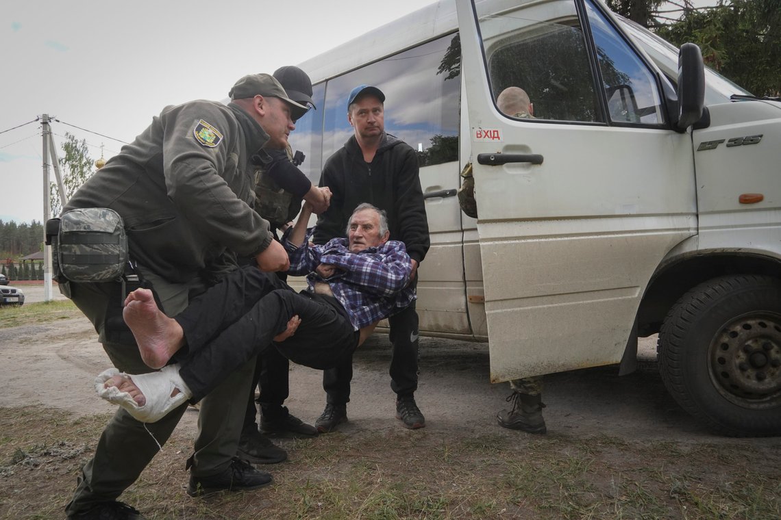 En eldre mann hjelpes inn i en varebil for å fraktes i trygghet av politiet. Russland startet fredag en bakkeoffensiv i Kharkiv fylke. Foto: Andrii Marienko / AP / NTB En eldre mann hjelpes inn i en varebil for å fraktes i trygghet av politiet. Russland startet fredag en bakkeoffensiv i Kharkiv fylke. Foto: Andrii Marienko / AP / NTB