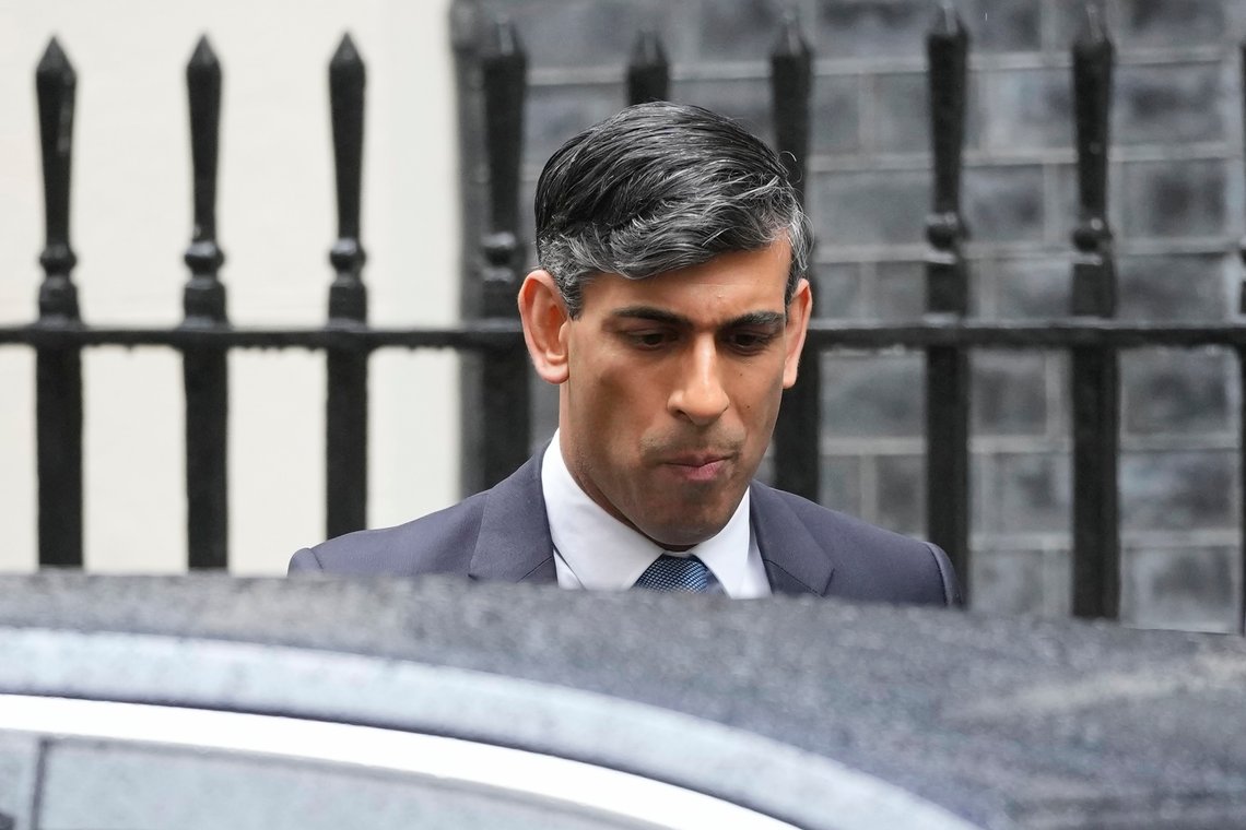 Storbritannias statsminister Rishi Sunak utenfor statsministerboligen i Downing Street onsdag. Det blir valg i landet juli, ifølge britiske medier. Foto: Kin Cheung / AP / NTB Storbritannias statsminister Rishi Sunak utenfor statsministerboligen i Downing Street onsdag. Det blir valg i landet juli, ifølge britiske medier. Foto: Kin Cheung / AP / NTB