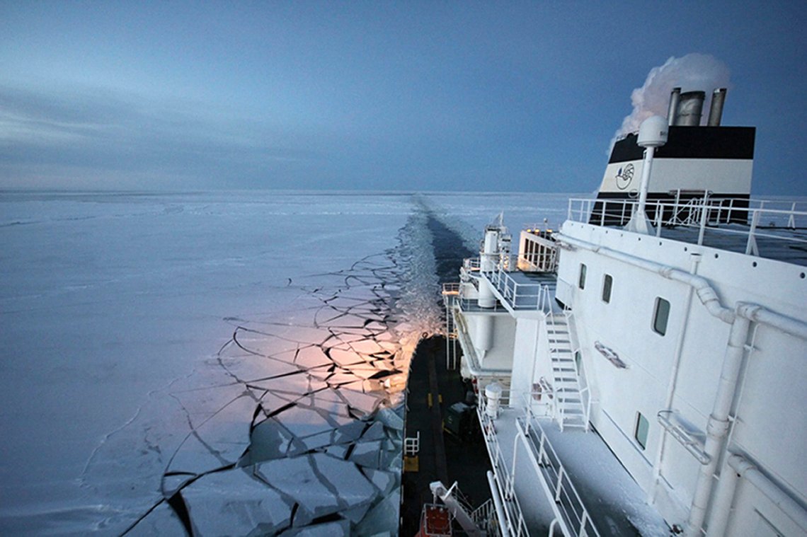 Dette bildet fra den russiske gassgiganten Gazproms pressetjeneste 15. november 2012 viser tankskipet Ob River, som kan frakte flytende naturgass (LNG), seilende på et ukjent sted i Arktis. Foto: Gazprom / AFP via TT / NTB Dette bildet fra den russiske gassgiganten Gazproms pressetjeneste 15. november 2012 viser tankskipet Ob River, som kan frakte flytende naturgass (LNG), seilende på et ukjent sted i Arktis. Foto: Gazprom / AFP via TT / NTB