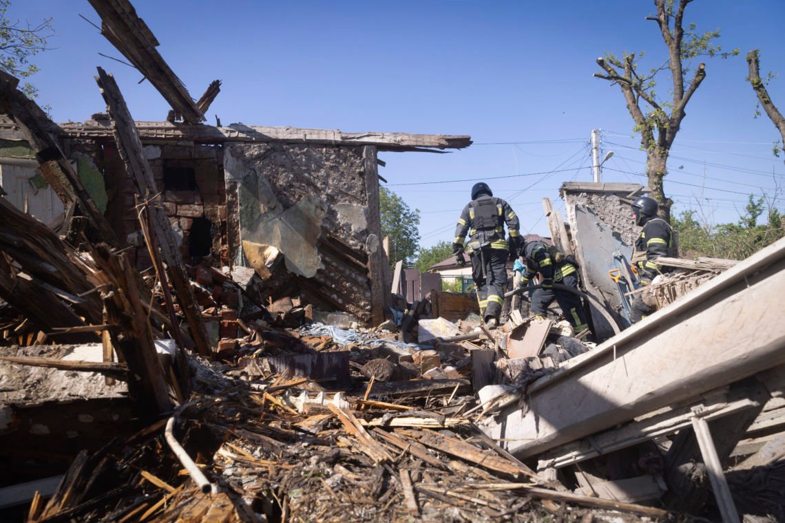 Brannfolk jobber ved et bombet bolighus i byen Kharkiv i Ukraina i begynnelsen av mai. Foto: Jevhen Titov / AP / NTB Brannfolk jobber ved et bombet bolighus i byen Kharkiv i Ukraina i begynnelsen av mai. Foto: Jevhen Titov / AP / NTB
