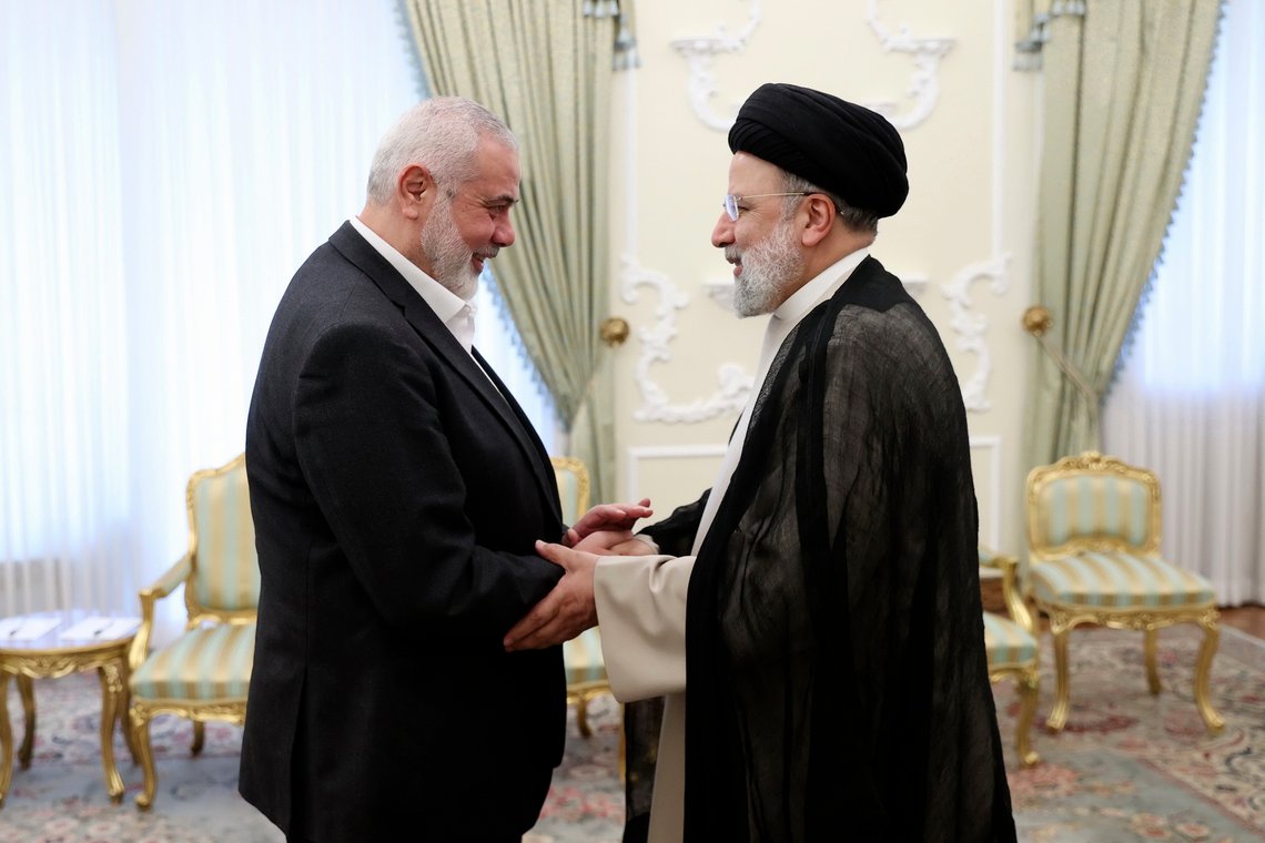 Iran president Ebrahim Raisi (t.h.) hilser på Hamas-leder Ismail Haniyeh på sitt kontor i Teheran den 27. mars 2024. Raisi, en hardnakket protesjé av landets øverste leder som var med på å overvåke massehenrettelsene av tusenvis av mennesker i 1988 og senere ledet landet da det anriket uran nær våpenkvalitet og iverksatte et stort drone- og missilangrep mot Israel, har omkommet i en helikopterstyrt, ifølge statlige medier mandag 20. mai 2024. Foto: Det iranske presidentskapets kontor via AP / NTB. Iran president Ebrahim Raisi (t.h.) hilser på Hamas-leder Ismail Haniyeh på sitt kontor i Teheran den 27. mars 2024. Raisi, en hardnakket protesjé av landets øverste leder som var med på å overvåke massehenrettelsene av tusenvis av mennesker i 1988 og senere ledet landet da det anriket uran nær våpenkvalitet og iverksatte et stort drone- og missilangrep mot Israel, har omkommet i en helikopterstyrt, ifølge statlige medier mandag 20. mai 2024. Foto: Det iranske presidentskapets kontor via AP / NTB.