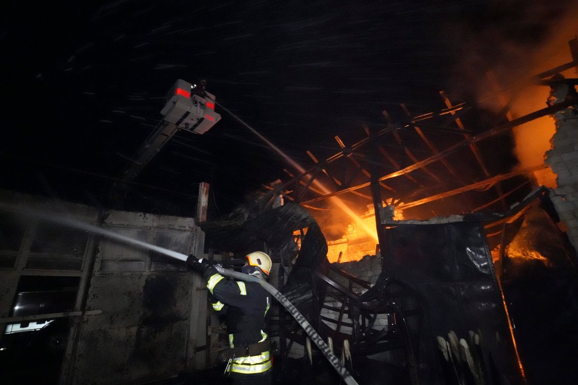 Brannmannskaper forsøker å slukke en brann i Kharkiv, som brøt ut i forbindelse med en rekke russiske angrep natt til lørdag. Foto: Andrij Marjenko / AP / NTB Brannmannskaper forsøker å slukke en brann i Kharkiv, som brøt ut i forbindelse med en rekke russiske angrep natt til lørdag. Foto: Andrij Marjenko / AP / NTB