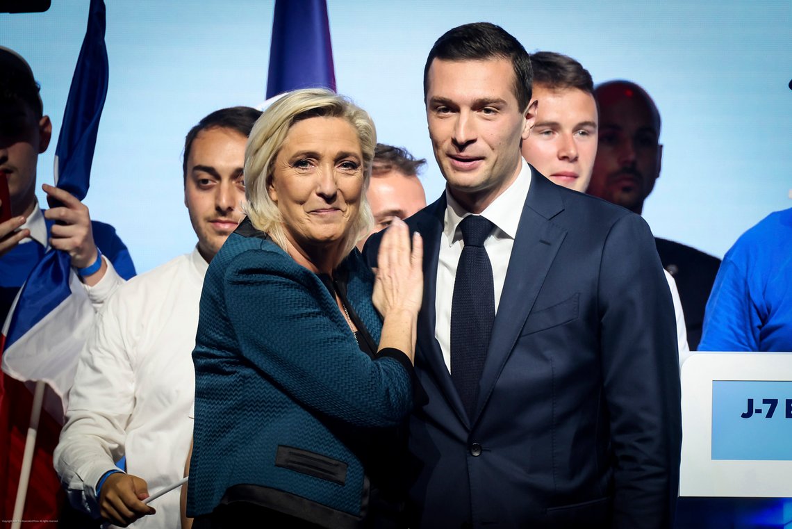 RNs partileder Jordan Bardella, som kan bli Frankrikes neste statsminister, feirer her suksessen i EU-valget med partiets presidentkandidat i 2027, Marine Le Pen. (AP Photo/Thomas Padilla) RNs partileder Jordan Bardella, som kan bli Frankrikes neste statsminister, feirer her suksessen i EU-valget med partiets presidentkandidat i 2027, Marine Le Pen. (AP Photo/Thomas Padilla)