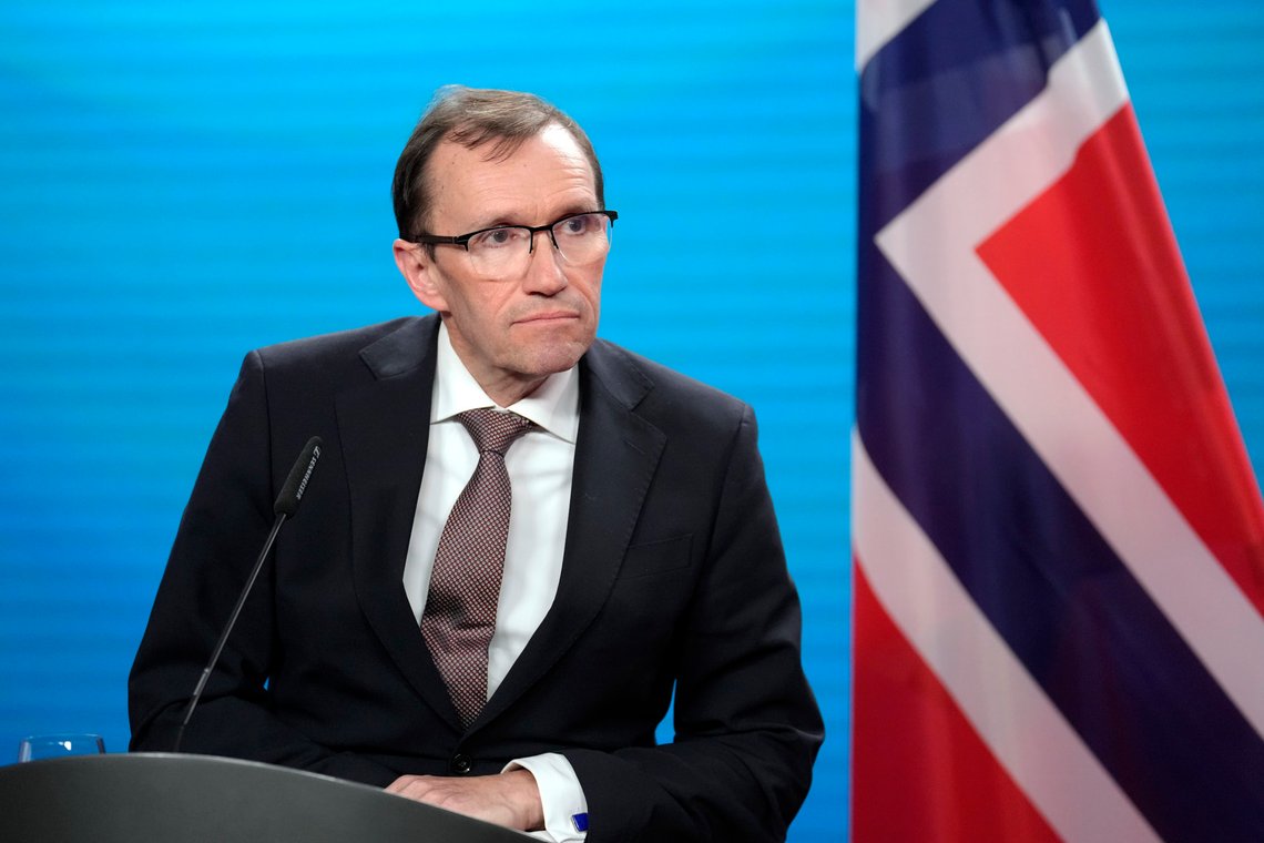 Utenriksminister Espen Barth Eide har vært for lenge sammen med Jonas Gahr Støre, og famler nå også i tåkehavet. Foto: AP/Ebrahim Noroozi Utenriksminister Espen Barth Eide har vært for lenge sammen med Jonas Gahr Støre, og famler nå også i tåkehavet. Foto: AP/Ebrahim Noroozi