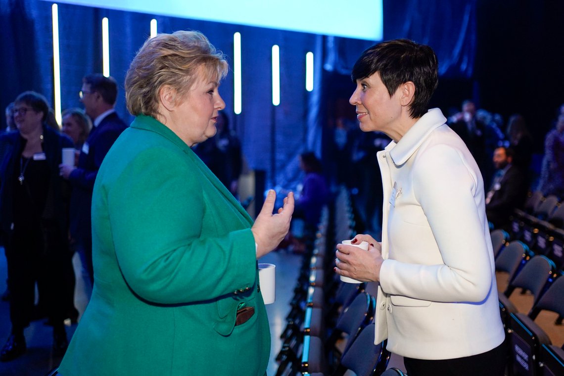 Oslo 20240109.
Høyre-leder Erna Solberg (t.v.) og Ine Marie Eriksen Søreide (H) under Næringslivets Hovedorganisasjons årskonferanse i Oslo Spektrum.
Foto: Terje Pedersen / NTB Oslo 20240109.
Høyre-leder Erna Solberg (t.v.) og Ine Marie Eriksen Søreide (H) under Næringslivets Hovedorganisasjons årskonferanse i Oslo Spektrum.
Foto: Terje Pedersen / NTB