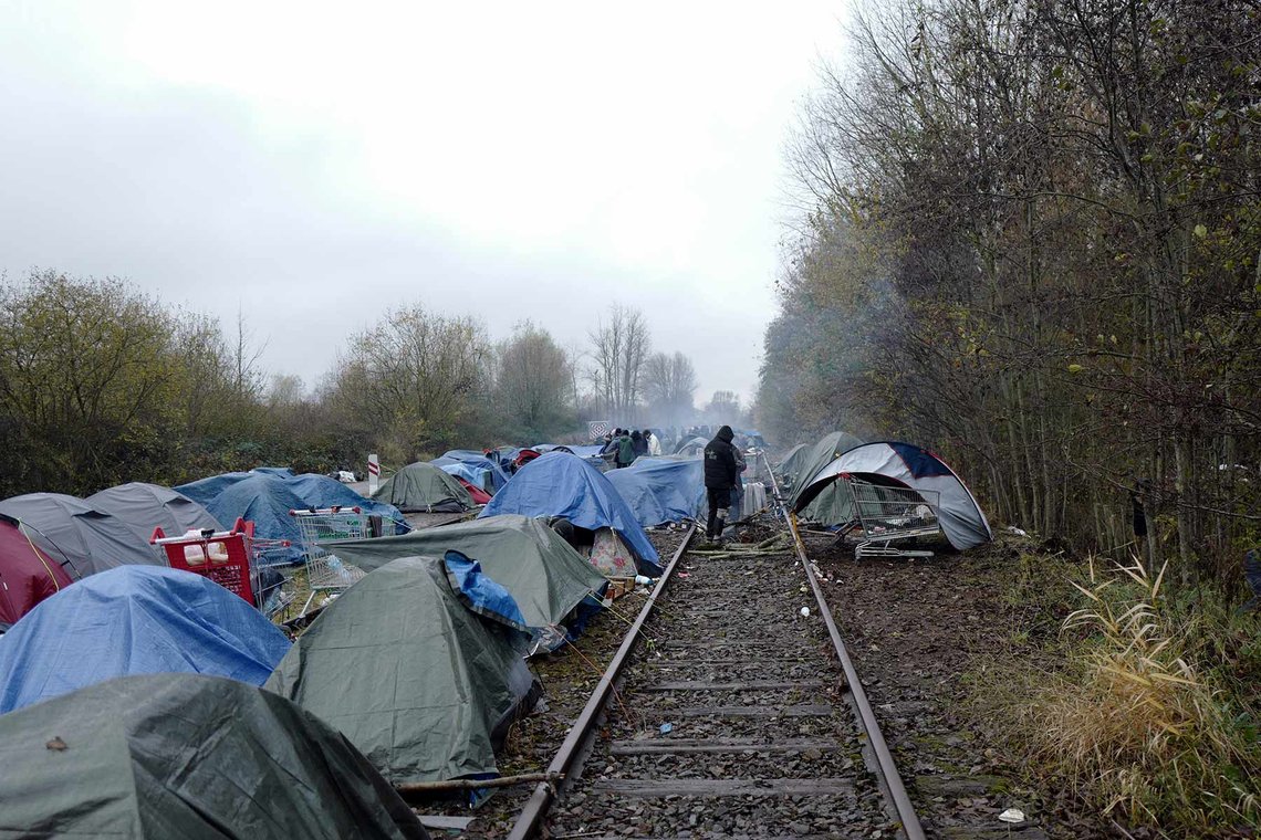 En improvisert migrantleir i Calais, Frankrike. Dette er det mest kjente utgangspunktet for overfarter over Den engelske kanal. (Arkivfoto: Rafael Yaghobzadeh/AP) En improvisert migrantleir i Calais, Frankrike. Dette er det mest kjente utgangspunktet for overfarter over Den engelske kanal. (Arkivfoto: Rafael Yaghobzadeh/AP)