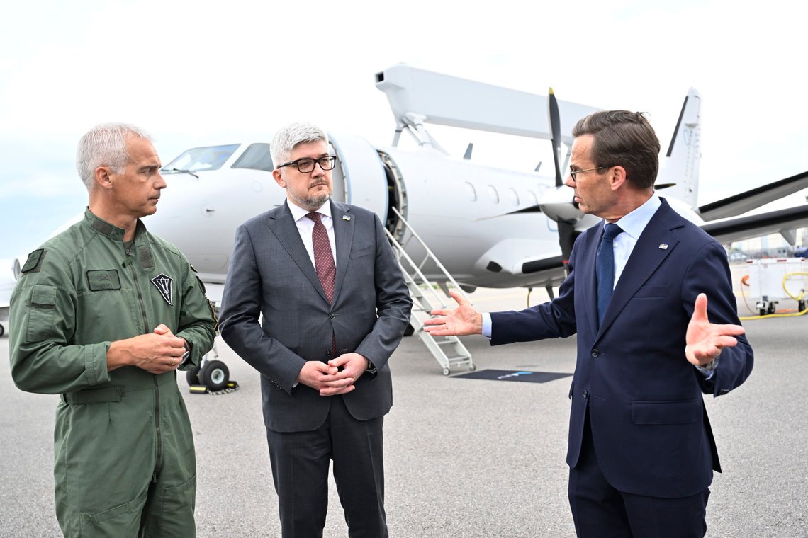 STOCKHOLM, SVERIGE 20240529
Regeringen presenterar ett nytt militärt stödpaket till Ukraina. Sverige kommer att överlåta radarspanings- och ledningsflygplan, ASC 890 . Statsminister Ulf Kristersson (M) , Andrii Plakhotniuk, Ukrainas ambassadör i Sverige, och till vänster generalmajor Jonas Wikman, flygvapenchef då de besöker Bromma flygplats under onsdagen för att titta på flygplanet.
Foto: Henrik Montgomery / TT / Kod 10060 STOCKHOLM, SVERIGE 20240529
Regeringen presenterar ett nytt militärt stödpaket till Ukraina. Sverige kommer att överlåta radarspanings- och ledningsflygplan, ASC 890 . Statsminister Ulf Kristersson (M) , Andrii Plakhotniuk, Ukrainas ambassadör i Sverige, och till vänster generalmajor Jonas Wikman, flygvapenchef då de besöker Bromma flygplats under onsdagen för att titta på flygplanet.
Foto: Henrik Montgomery / TT / Kod 10060