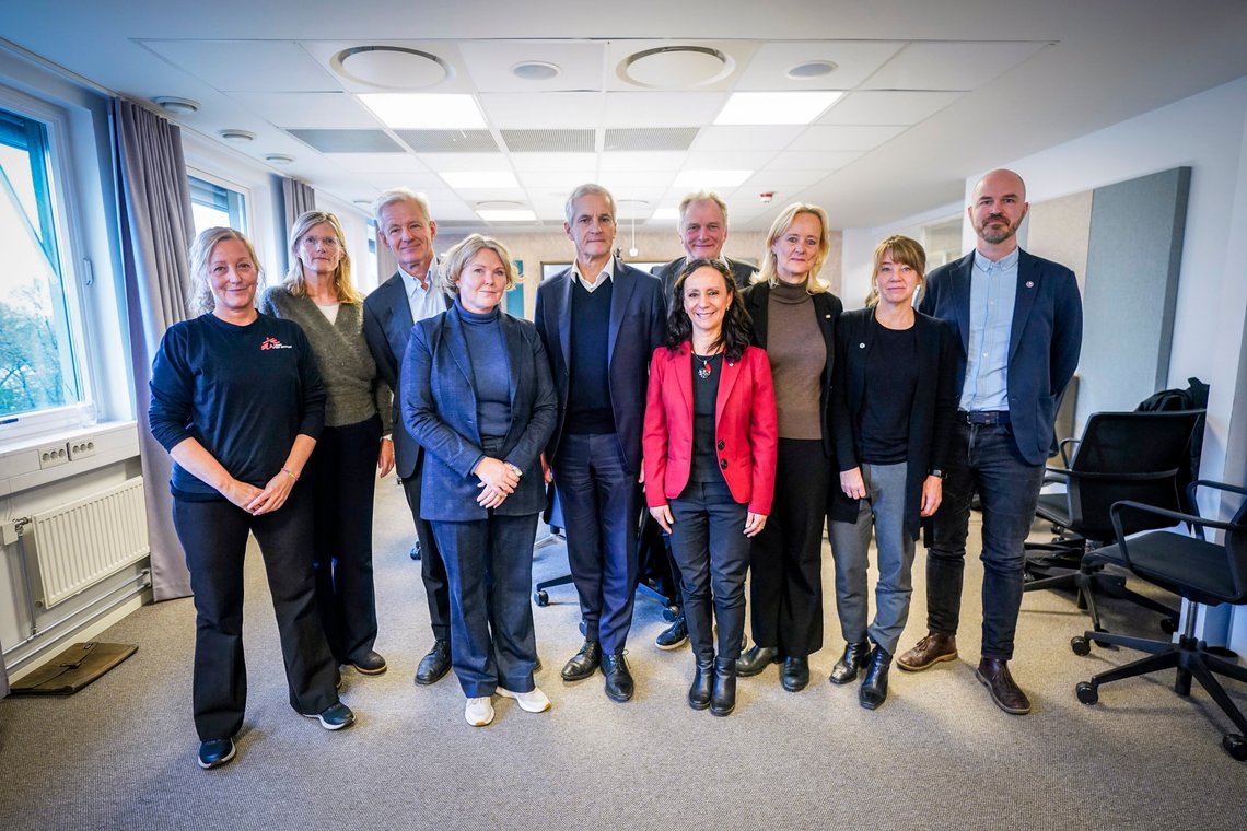 Oslo 20231107.
Flyktninghjelpen med generalsekrtær Jan Egeland (t.v.) inviterer statsminister Jonas Gahr Støre (midten) og humanitære organisasjoner som jobber på Gazastripen til et møte om situasjonen og Norges rolle i Flyktninghjelpens lokaler i Oslo. T.v. generalsekretær i Leger Uten Grenser Lindis Hurum, generalsekretær i Redd Barna Birgitte Lange, generalsekrtær Jan Egeland, utviklingsminister Anne Beathe Tvinnereim, statsminister Jonas Gahr Støre, daglig leder i NORWAC Erik Fosse, generalsekretær i Caritas Norge Martha Skretteberg, generalsekretær i Norges Røde Kors Anne Bergh, avdelingsleder for utvikling og humanitært samarbeid i Norsk Folkehjelp Gry Ballestad og utenlandssjef i Kirkens Nødhjelp Arne Næss Holm.
Foto: Lise Åserud / NTB Oslo 20231107.
Flyktninghjelpen med generalsekrtær Jan Egeland (t.v.) inviterer statsminister Jonas Gahr Støre (midten) og humanitære organisasjoner som jobber på Gazastripen til et møte om situasjonen og Norges rolle i Flyktninghjelpens lokaler i Oslo. T.v. generalsekretær i Leger Uten Grenser Lindis Hurum, generalsekretær i Redd Barna Birgitte Lange, generalsekrtær Jan Egeland, utviklingsminister Anne Beathe Tvinnereim, statsminister Jonas Gahr Støre, daglig leder i NORWAC Erik Fosse, generalsekretær i Caritas Norge Martha Skretteberg, generalsekretær i Norges Røde Kors Anne Bergh, avdelingsleder for utvikling og humanitært samarbeid i Norsk Folkehjelp Gry Ballestad og utenlandssjef i Kirkens Nødhjelp Arne Næss Holm.
Foto: Lise Åserud / NTB