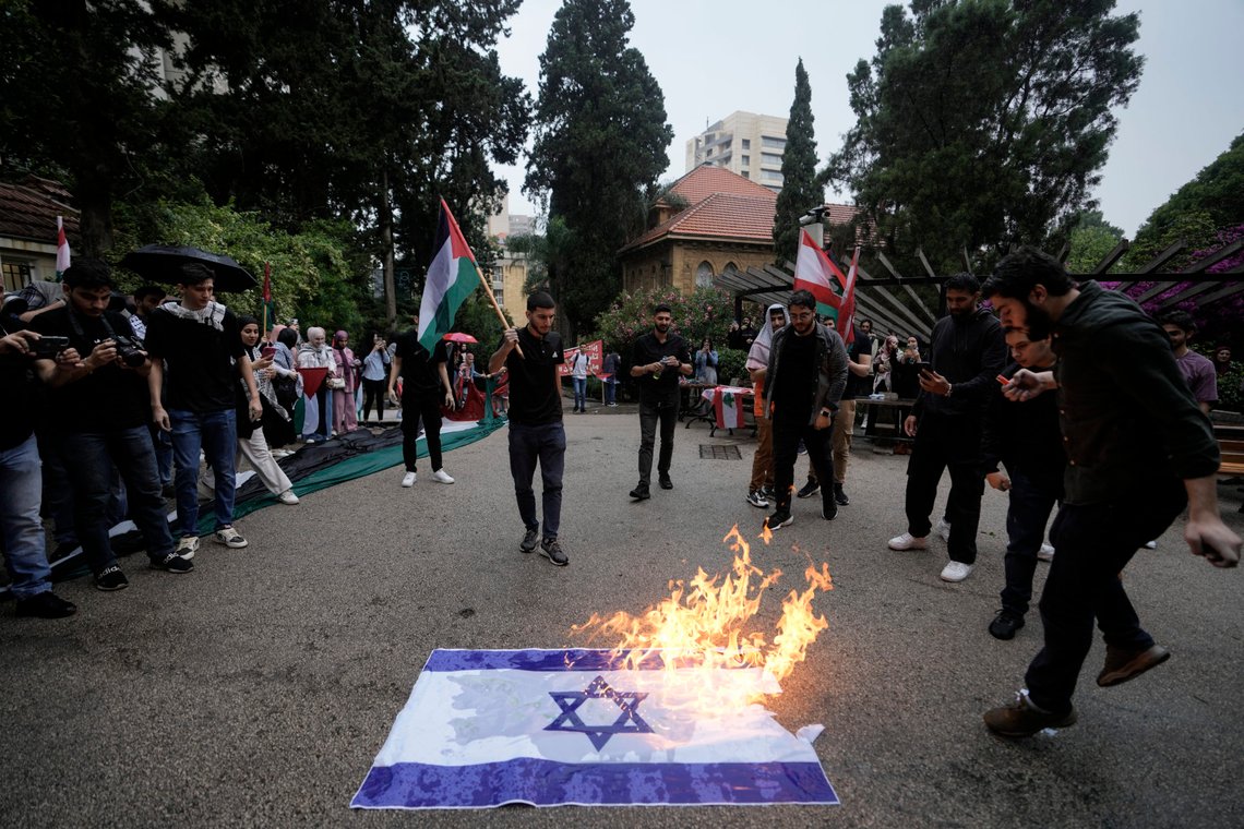 Studenter fra Lebanese American University (LAU) brenner det israelske flagget under en protest inne på universitetsområdet under påskudd av å kreve våpenhvile og vise støtte til palestinerne på Gazastripen, i Beirut, Libanon, tirsdag 30. april 2024. Mange studenter holdt pro-palestinske protester ved noen av de største universitetene i Beirut tirsdag, og uttrykte sinne over det økende antallet dødsfall under krigen mellom Israel og Hamas. Foto: AP/Hassan Ammar Studenter fra Lebanese American University (LAU) brenner det israelske flagget under en protest inne på universitetsområdet under påskudd av å kreve våpenhvile og vise støtte til palestinerne på Gazastripen, i Beirut, Libanon, tirsdag 30. april 2024. Mange studenter holdt pro-palestinske protester ved noen av de største universitetene i Beirut tirsdag, og uttrykte sinne over det økende antallet dødsfall under krigen mellom Israel og Hamas. Foto: AP/Hassan Ammar