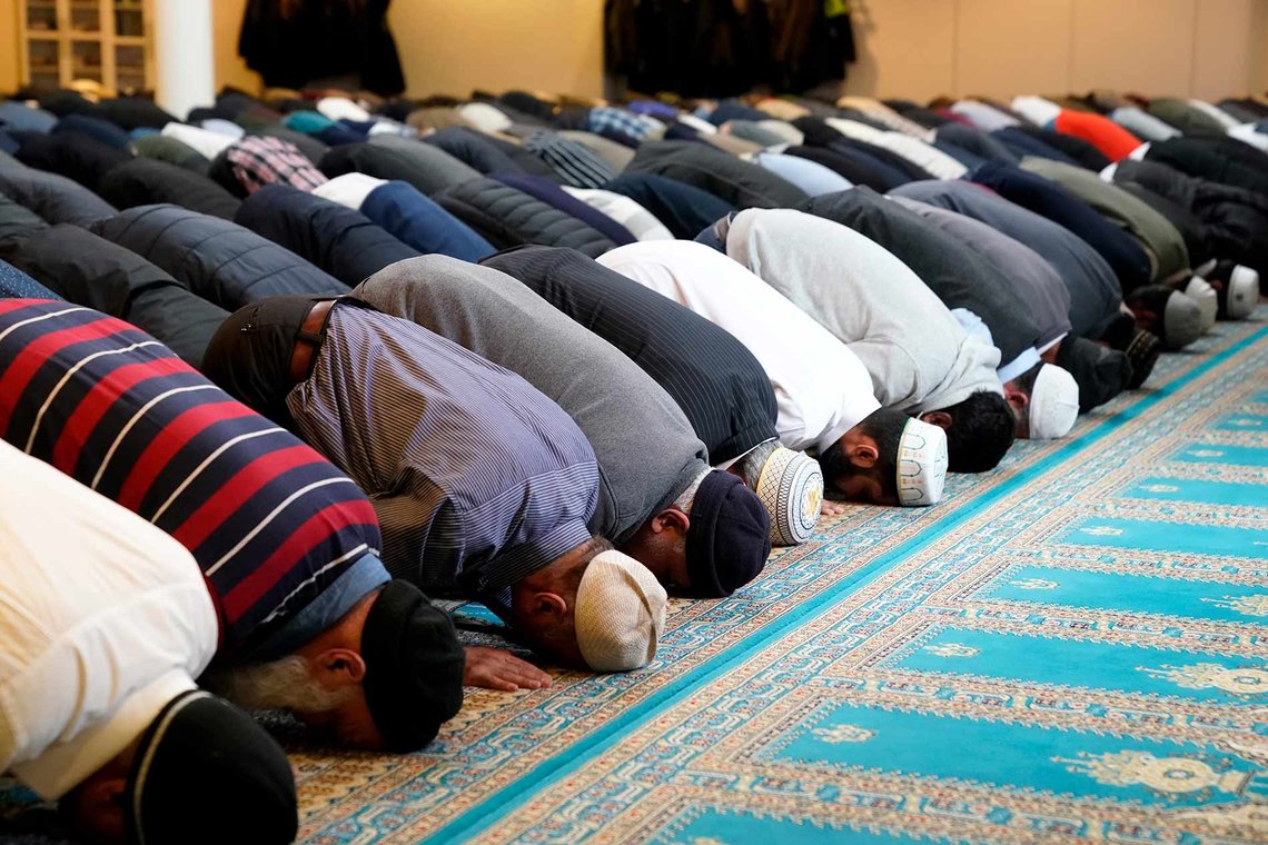 BØNN: Muslimsk bønn i et pauserom på en norsk arbeidsplass skaper nok en gang trøbbel. Her fra fredagsbønn i Central Jamaat-e Ahl-e Sunnat moskéen i Oslo. (Arkivfoto: Cornelius Poppe / NTB) Central Jamaat-e Ahl-e Sunnat moskéen i Oslo