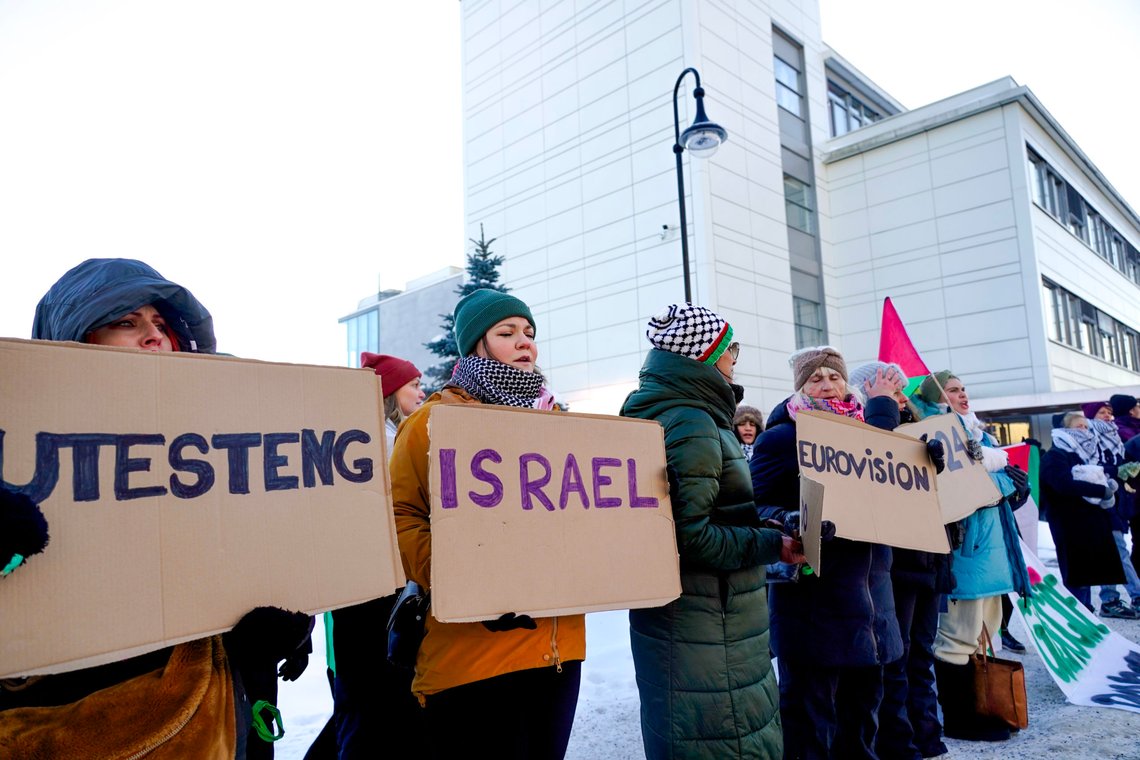 Aktivister har gjentatte ganger demonstrert utenfor NRK med krav om at Israel må utestenges fra Eurovision Song Contest som følge av krigføringen på Gazastripen. Foto: Heiko Junge / NTB Aktivister har gjentatte ganger demonstrert utenfor NRK med krav om at Israel må utestenges fra Eurovision Song Contest som følge av krigføringen på Gazastripen. Foto: Heiko Junge / NTB