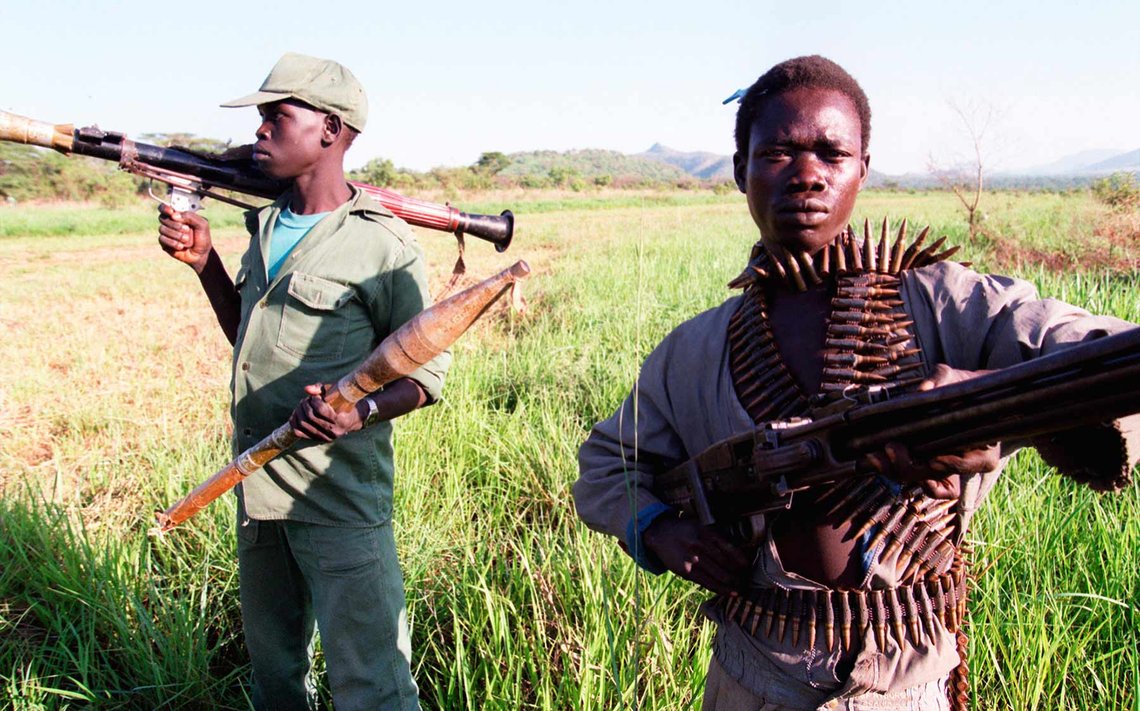 Illustrasjonsbilde fra borgerkrigen i Sør-Sudan. (Foto: Nils-Inge Kruhaug, NTB Pluss) To soldater under borgerkrigen i Sør-Sudan