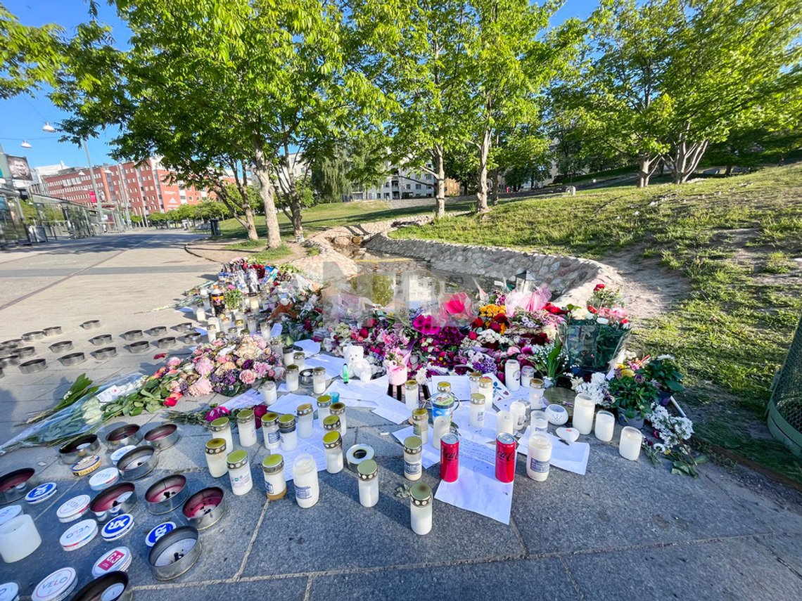 Hvor mange slike drap har Sverige hvert år? En 15-åring ble hogd ned i Lumaparken i samme område hvor skuddene falt fredag. Hvor mange av Sveriges befolkning er på en eller annen måte direkte eller indirekte berørt av volden? STOCKHOLM 20230529 Nedlagda blommor där en pojke i 15-årsåldern, i lördags, höggs till döds under ett bråk i Lumaparken, Hammarby sjöstad i Stockholm under fredagskvällen. Foto: Johan Jeppsson / TT / kod 10730 Hvor mange slike drap har Sverige hvert år? En 15-åring ble hogd ned i Lumaparken i samme område hvor skuddene falt fredag. Hvor mange av Sveriges befolkning er på en eller annen måte direkte eller indirekte berørt av volden? STOCKHOLM 20230529 Nedlagda blommor där en pojke i 15-årsåldern, i lördags, höggs till döds under ett bråk i Lumaparken, Hammarby sjöstad i Stockholm under fredagskvällen. Foto: Johan Jeppsson / TT / kod 10730