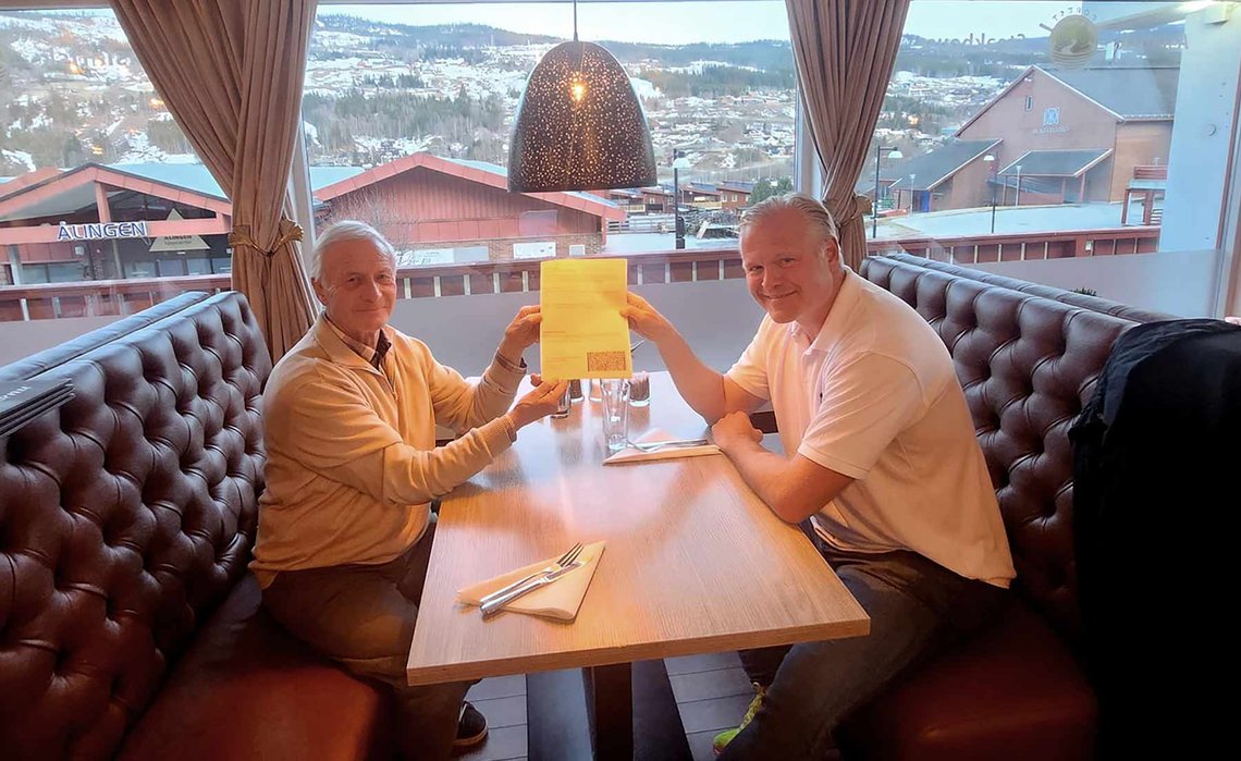 Oddvar Espegard og Marius Reikerås med klagen de har sendt til Den europeiske menneskerettighetsdomstolen i Strasbourg.