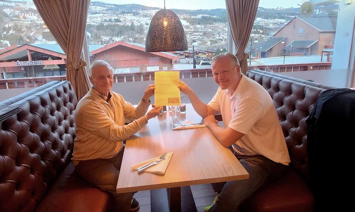 Oddvar Espegard og Marius Reikerås med klagen de har sendt til Den europeiske menneskerettighetsdomstolen i Strasbourg.