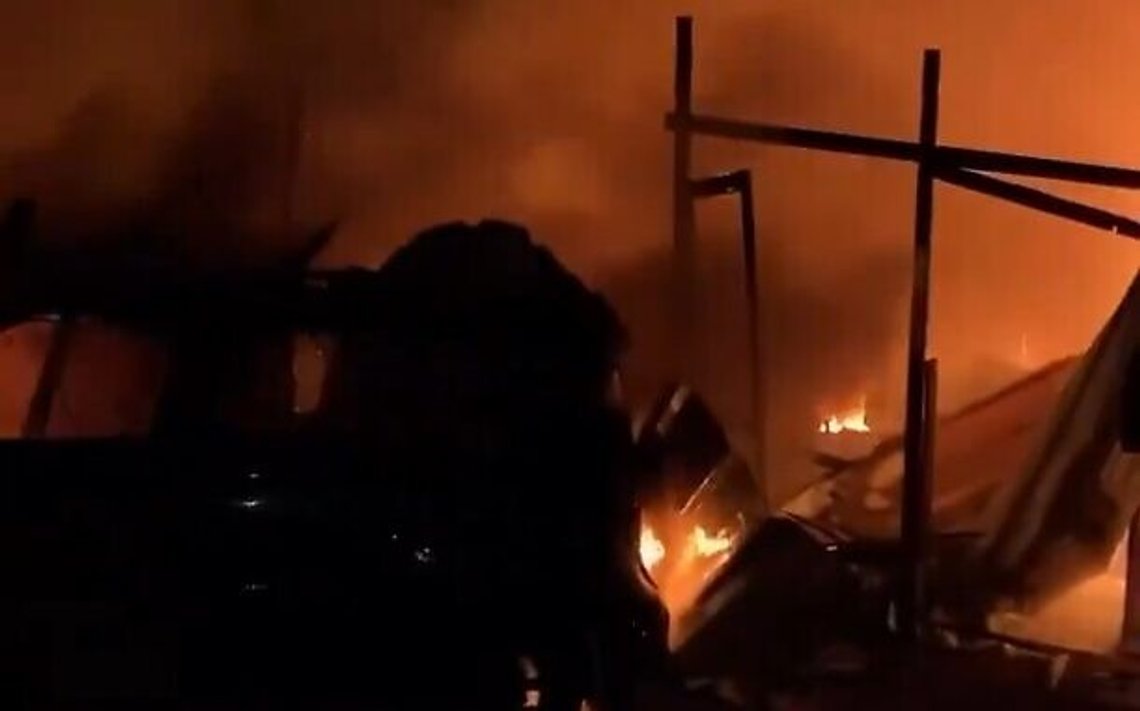 Det brøt ut brann etter bombingen. Screenshot Det brøt ut brann etter bombingen. Screenshot