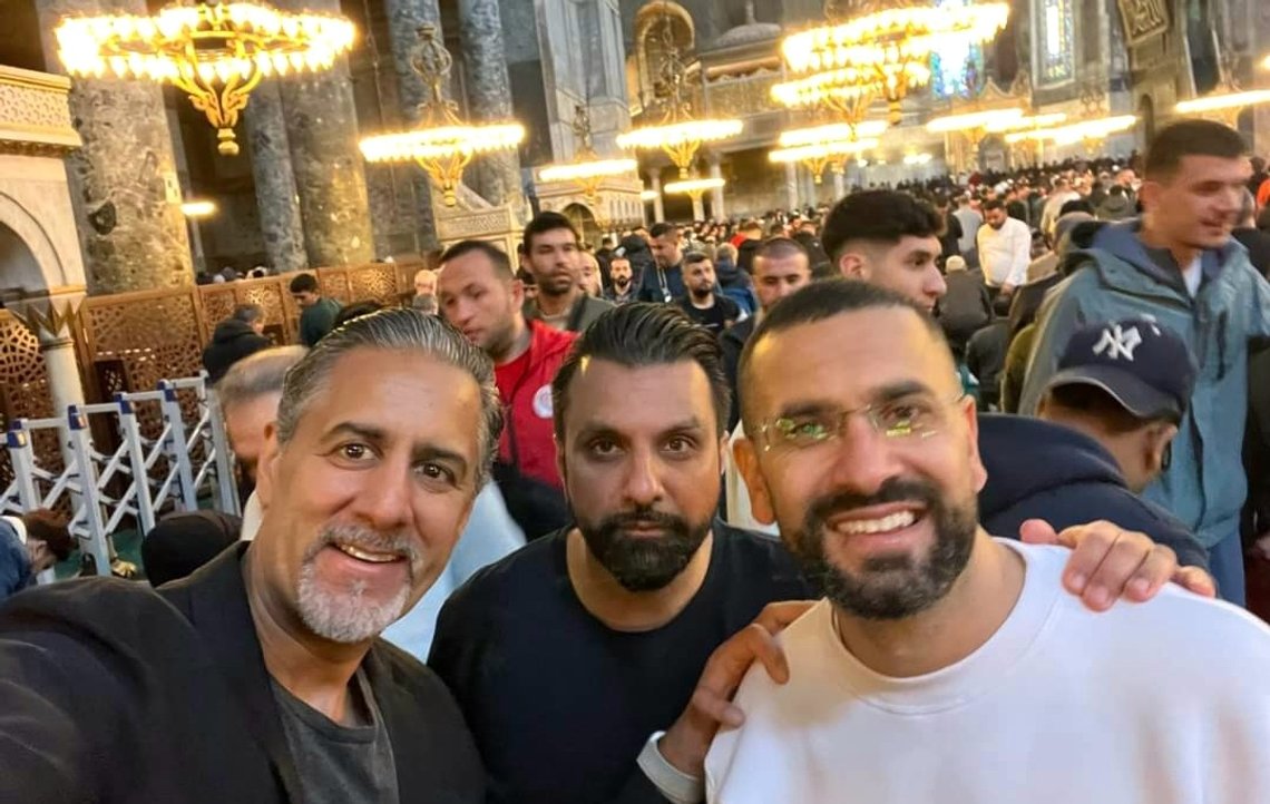 Abid Raja (t.v) tok selfie sammen med Yama Wolasmal og Mohammad Ali Rana inne i Hagia Sophia kirken som er omgjort til moské, i Konstantinopel, den kristne hovedstaden som nå heter Istanbul. Skjermdump. Abid Raja (t.v) tok selfie sammen med Yama Wolasmal og Mohammad Ali Rana inne i Hagia Sophia kirken som er omgjort til moské, i Konstantinopel, den kristne hovedstaden som nå heter Istanbul. Skjermdump.