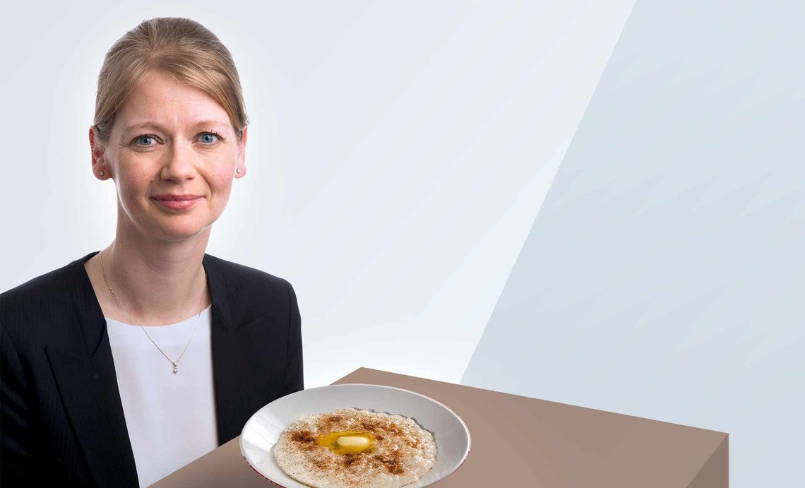 Sentralbanksjef Ida Wolden Bache og grøten. (Foto: Norges Bank/Atle Hansson) Ida Wolden Bache og grøten