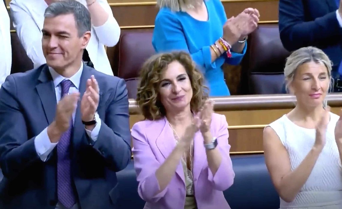 Sosialistenes statsminister Pedro Sánchez med partikollegaer etter at dagens voteringsresultat om amnestiloven ble lest opp. (Foto: Skjermbilde fra den spanske kongressens videostrøm.) Sosialistenes statsminister Pedro Sánchez med partikollegaer etter at dagens voteringsresultat om amnestiloven ble lest opp. (Foto: Skjermbilde fra den spanske kongressens videostrøm.)