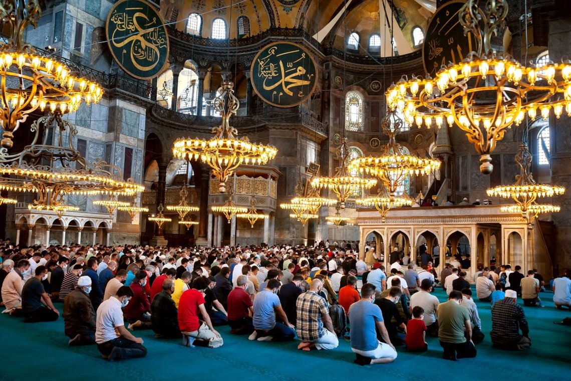 Bønn ved Hagia Sofia (Ayasofya) i Istanbul, Tyrkia. 25. september 2021. Foto: Shutterstock av Oleksiichik, Ukraina. Hvor er kvinnene Abid Raja? (journ.anm.) Bønn ved Hagia Sofia (Ayasofya) i Istanbul, Tyrkia. 25. september 2021. Foto: Shutterstock av Oleksiichik, Ukraina. Hvor er kvinnene Abid Raja? (journ.anm.)