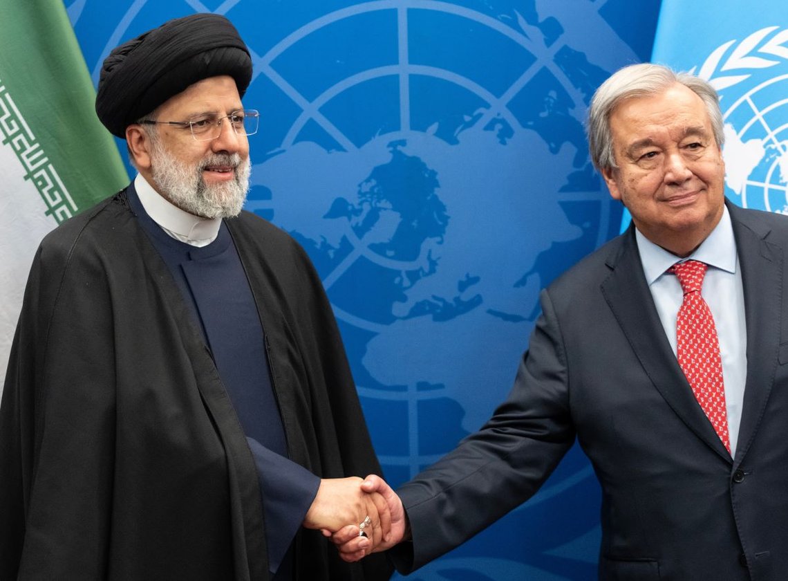Generalsekretær Antonio Guterres møter Irans president Seyyed Ebrahim Raisi i FNs hovedkvarter i New York 18. september 2023. Foto: Shutterstock av Lev Radin, USA. Irans president Ebrahim Raisi talte til FN-ambassadørene på den årlige generalforsamlingen, mens det var store demonstrasjoner i New York mot at FN hadde gitt Raisi en plattform. Generalsekretær Antonio Guterres møter Irans president Seyyed Ebrahim Raisi i FNs hovedkvarter i New York 18. september 2023. Foto: Shutterstock av Lev Radin, USA. Irans president Ebrahim Raisi talte til FN-ambassadørene på den årlige generalforsamlingen, mens det var store demonstrasjoner i New York mot at FN hadde gitt Raisi en plattform.