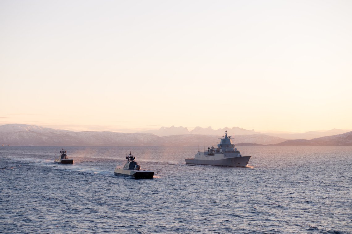 Forsvarets langtidsplan legger opp til at Sjøforsvaret skal bestille 28 nye fartøy i to størrelsesklasser de neste 12 årene. (Foto: Sjøforsvaret) Norske marinefartøy utenfor Bodø